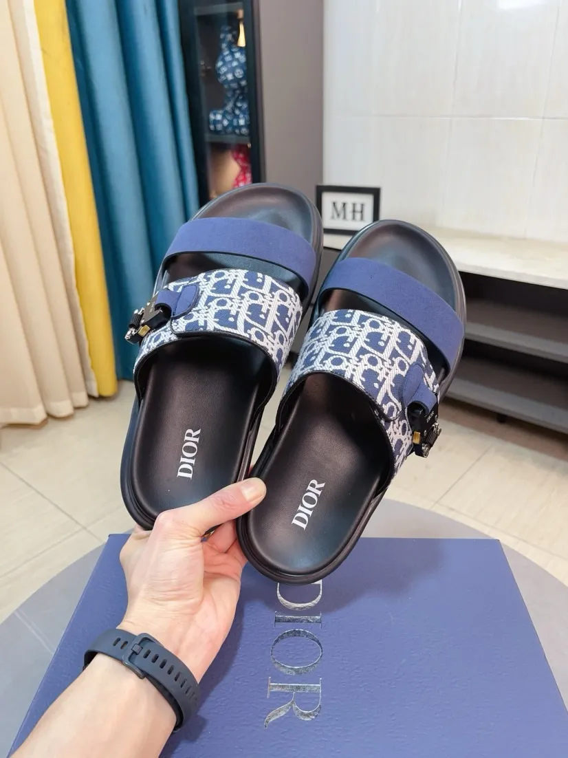 Men's Men's Shoes 💰320🌸🌸Dior Aqua Men's Sandals Slippers. Showcasing Dior haute couture design. The Dior gray suede strap is accented with an aluminum Dior buckle for added style. Paired with a comfortable tonal notch sole, they pair easily with shorts or jeans for a sophisticated look. Main body: suede cow leather, technical fabric lining: cow leather, with adjustable straps, aluminum Dior buckle, Dior gray EVA insole, tonal notch rubber outsole splicing structure👌👌size: 38-44 (45.46 customized)